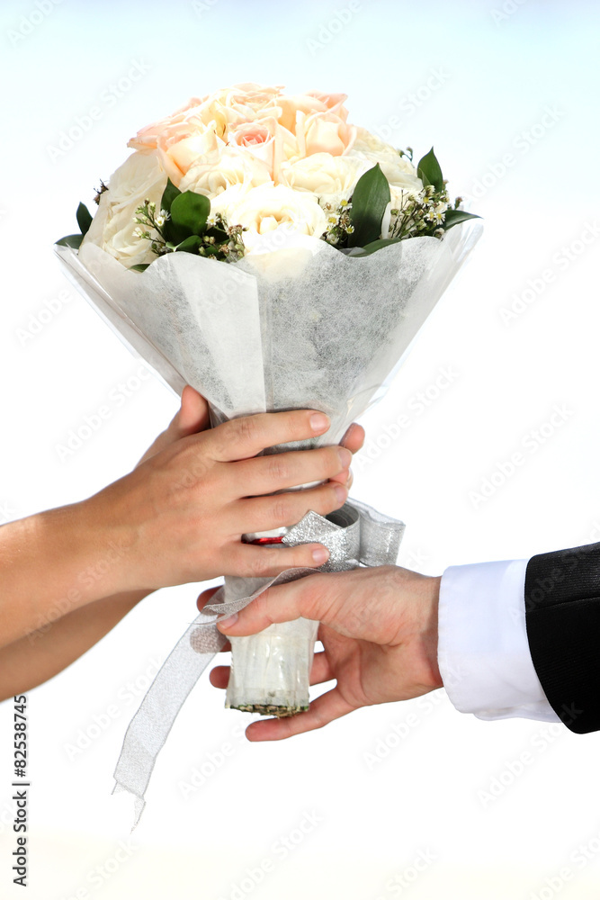 新娘和新郎手拿花束