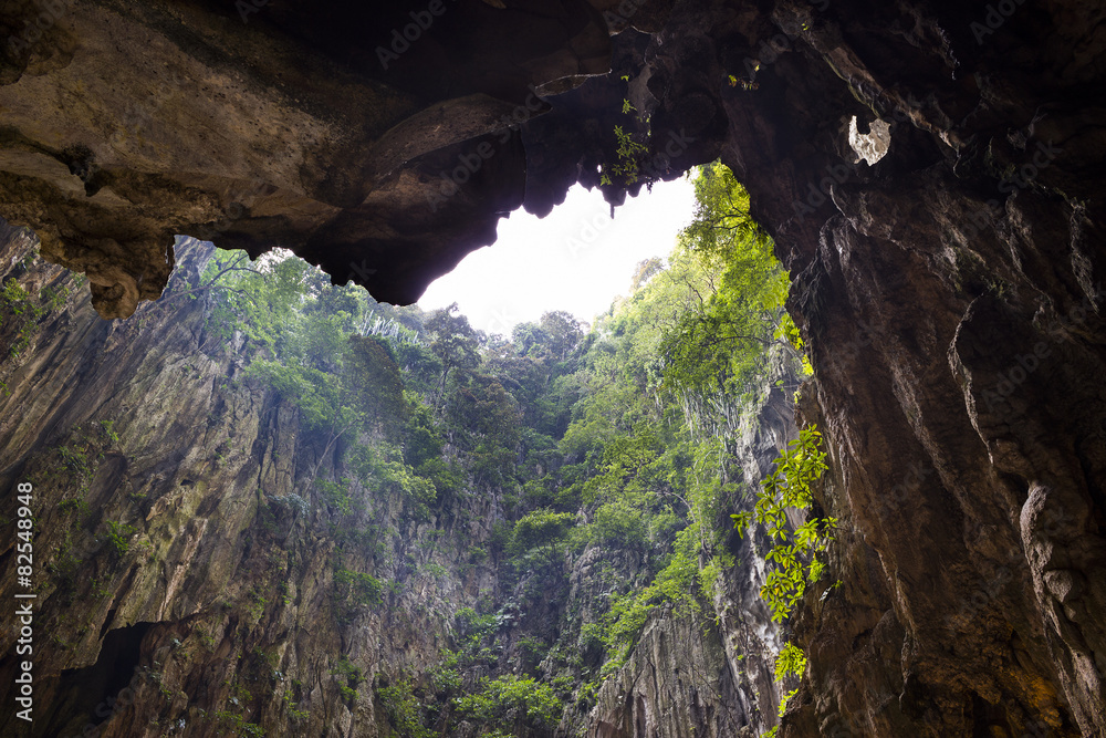 巴图洞穴内的洞穴通向山