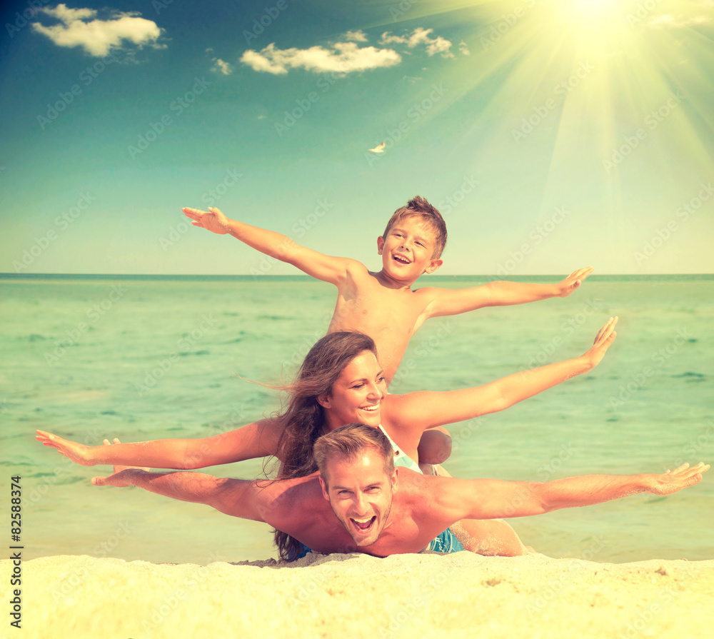 快乐的一家人在海滩上玩得很开心。快乐的一家