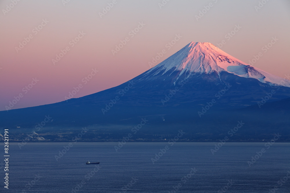 静冈县伊豆市的富士山和大海。