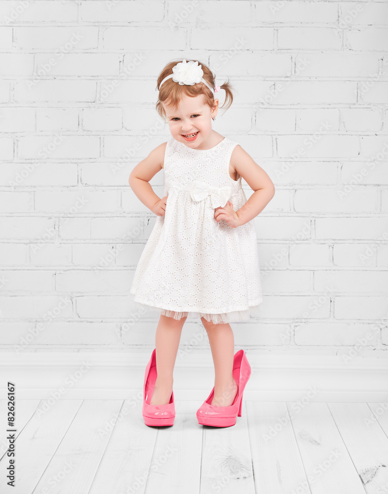 穿着粉色高跟鞋的小女孩时尚达人