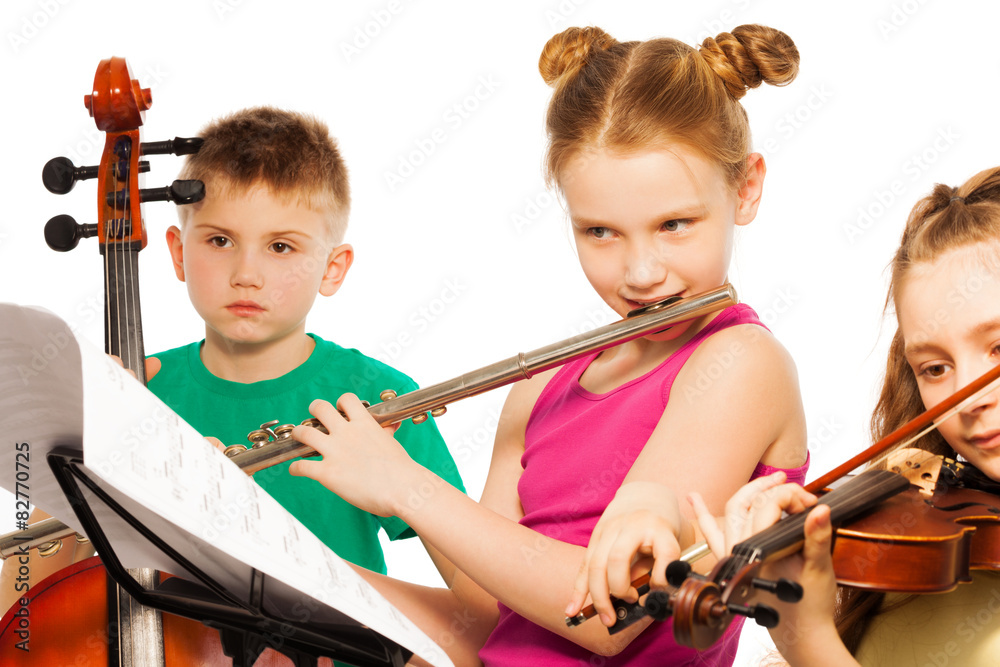 一群可爱的孩子在演奏乐器