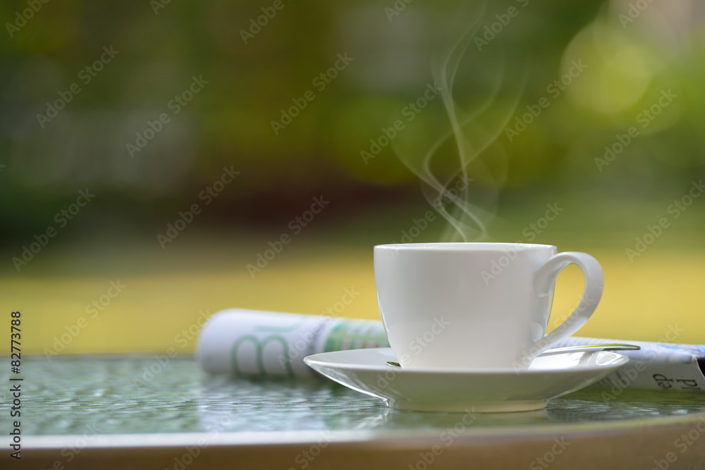 一杯咖啡，花园里有烟和报纸