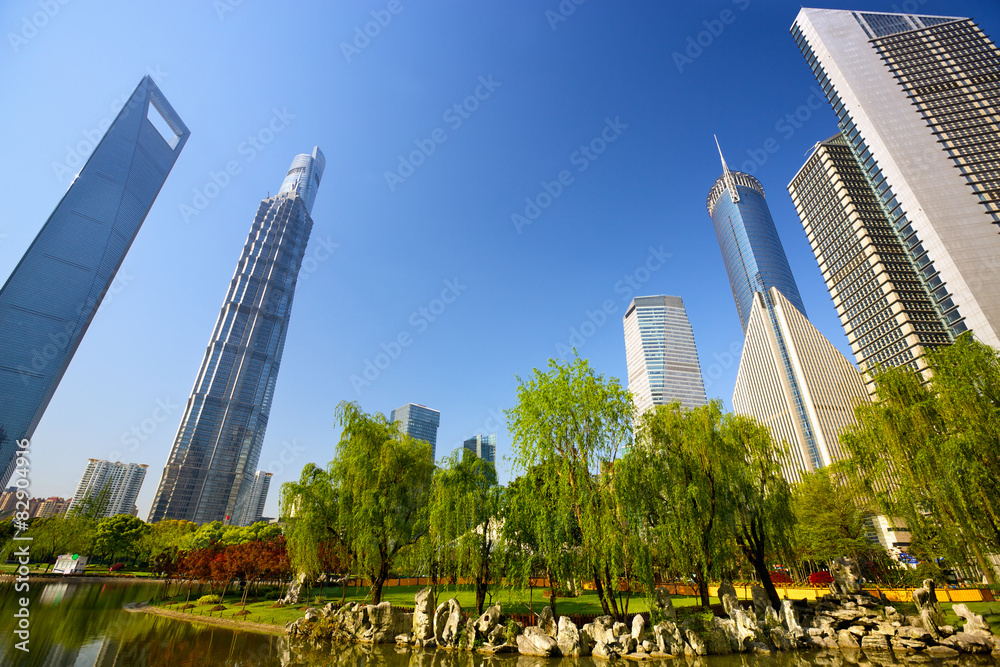 摩天大楼林立的陆家嘴中央绿地，中国上海