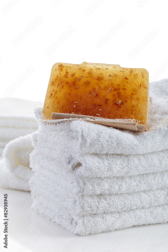 一叠毛巾和天然皂条