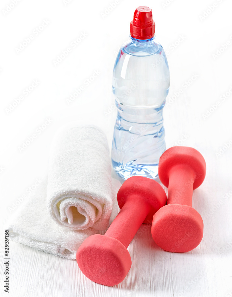 健身器材哑铃、毛巾和水瓶