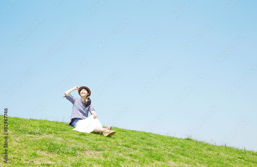丘に座る女性