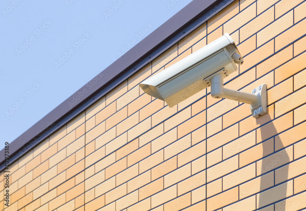 建筑物墙上的摄像机安全系统。
