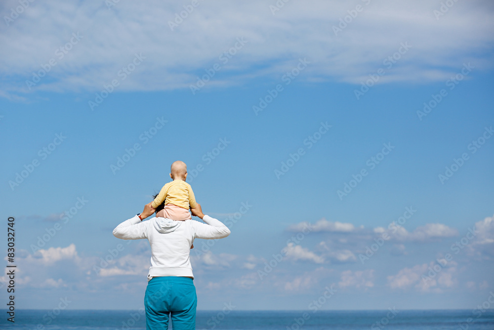 母亲和婴儿观察云景和大海