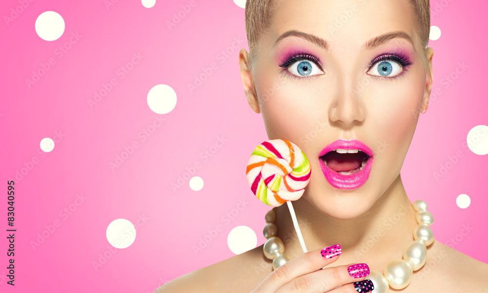 粉色圆点背景下吃棒棒糖的有趣女孩