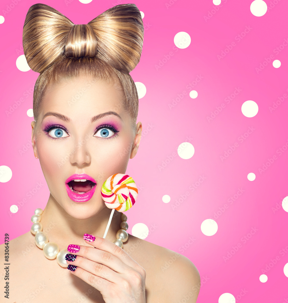 粉色圆点背景下吃棒棒糖的有趣女孩
