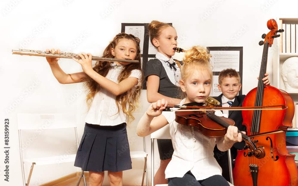 学校的孩子们一起演奏乐器