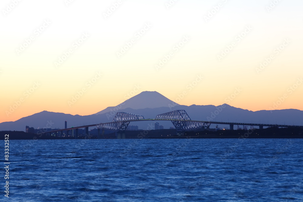 日落时分的东京湾，有东京门桥和富士山。