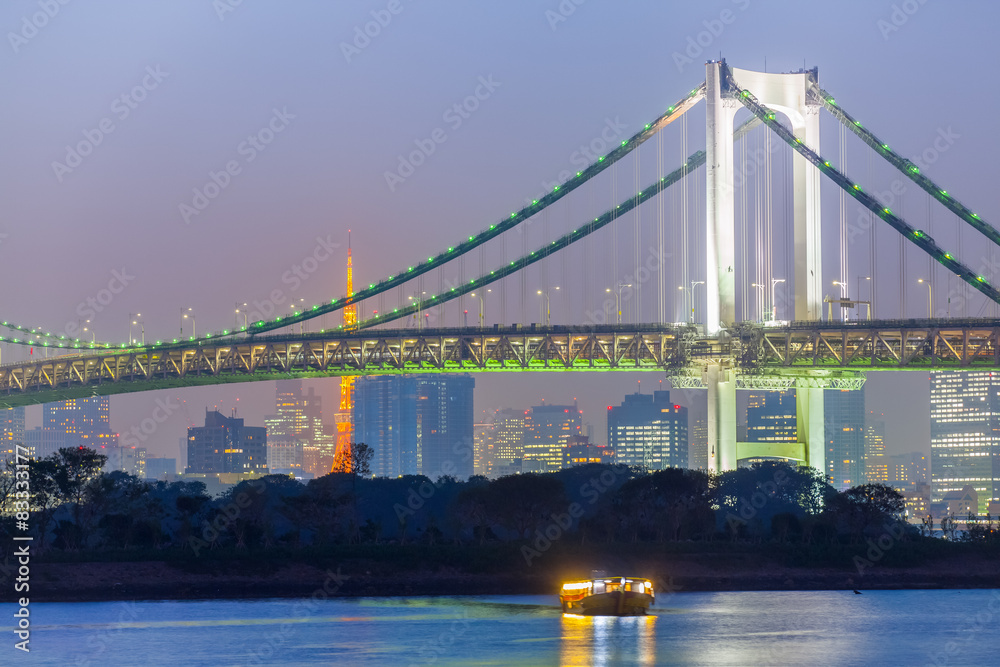 傍晚的东京湾和东京彩虹桥