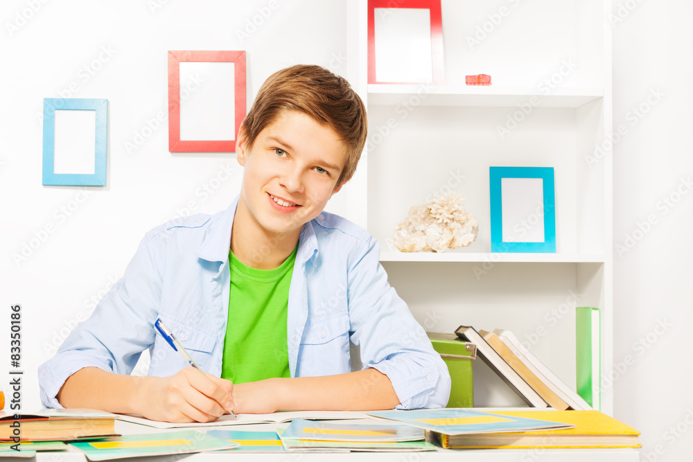 聪明的男孩，桌子上摆着书和课本