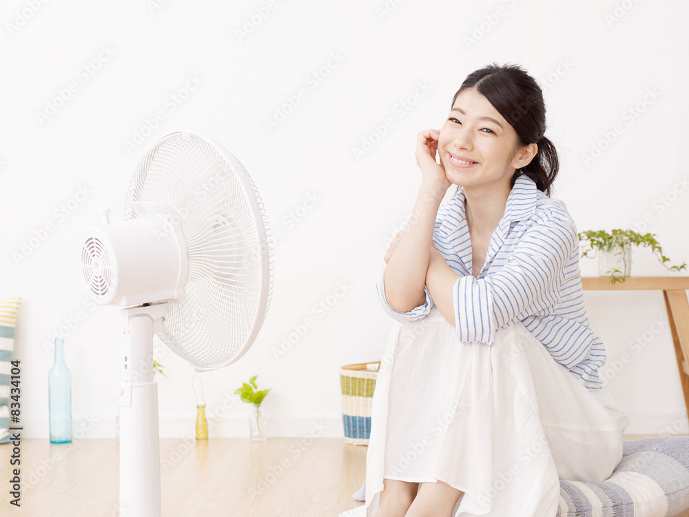 扇風機を使う女性