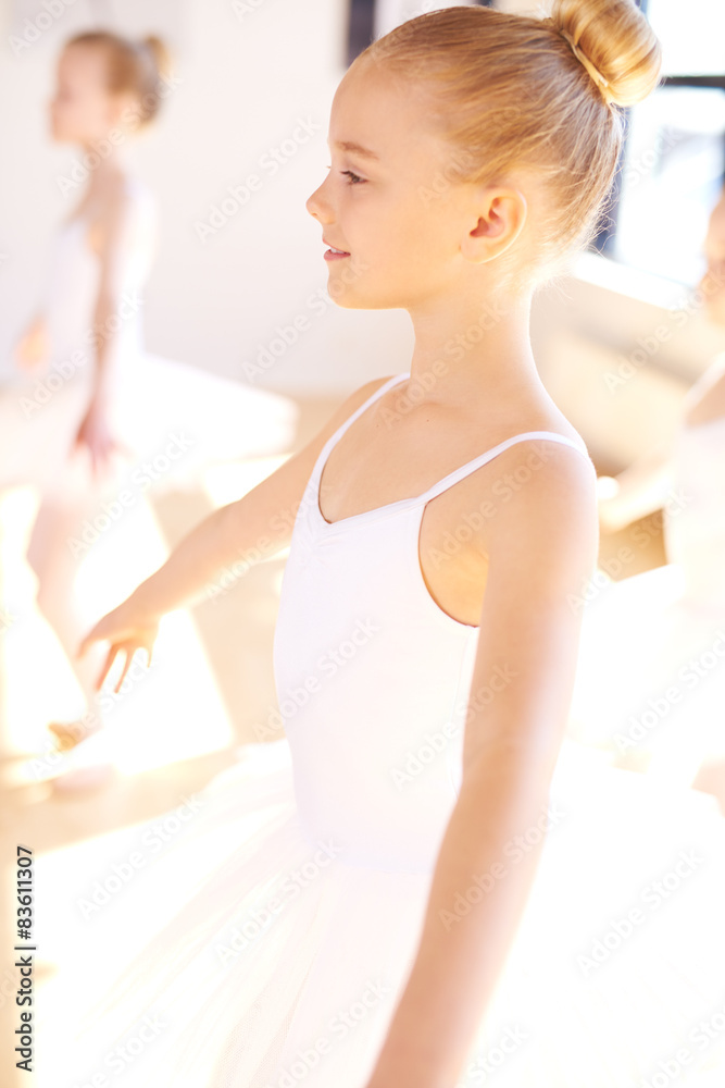舞蹈训练中微笑的芭蕾舞女孩