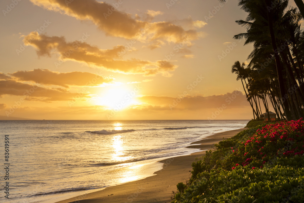 夏威夷毛伊岛卡纳帕利海滩的热带日落。
