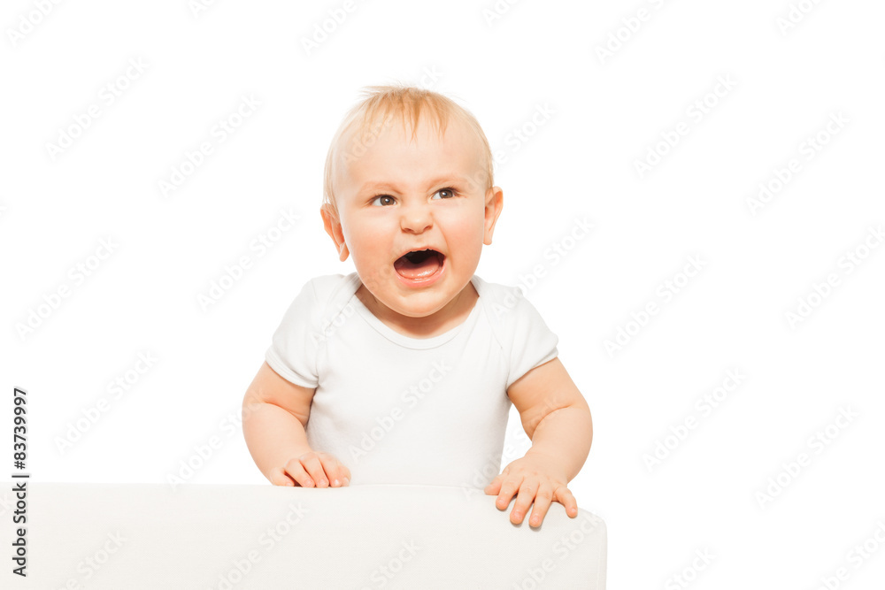 愤怒的小婴儿，穿着白色紧身衣张大嘴巴