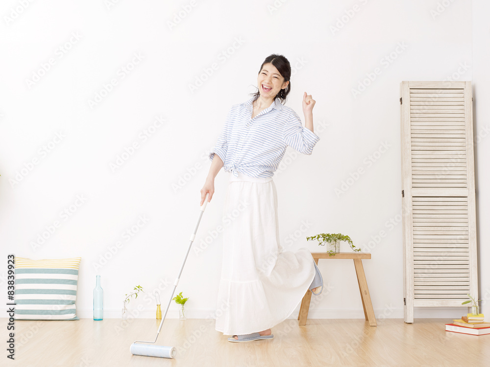 掃除する女性