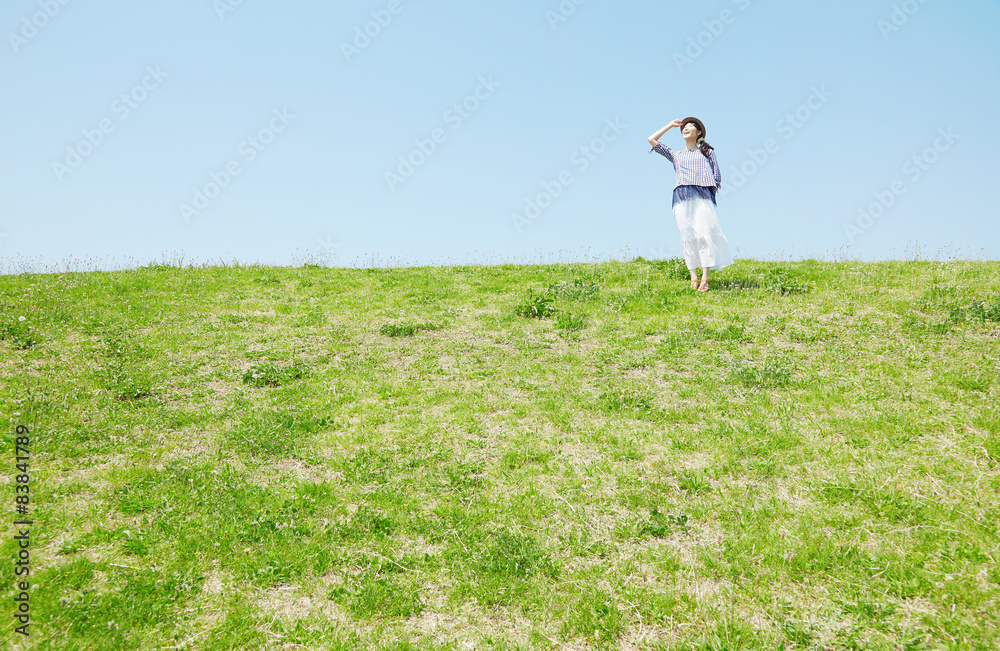 丘に立つ女性
