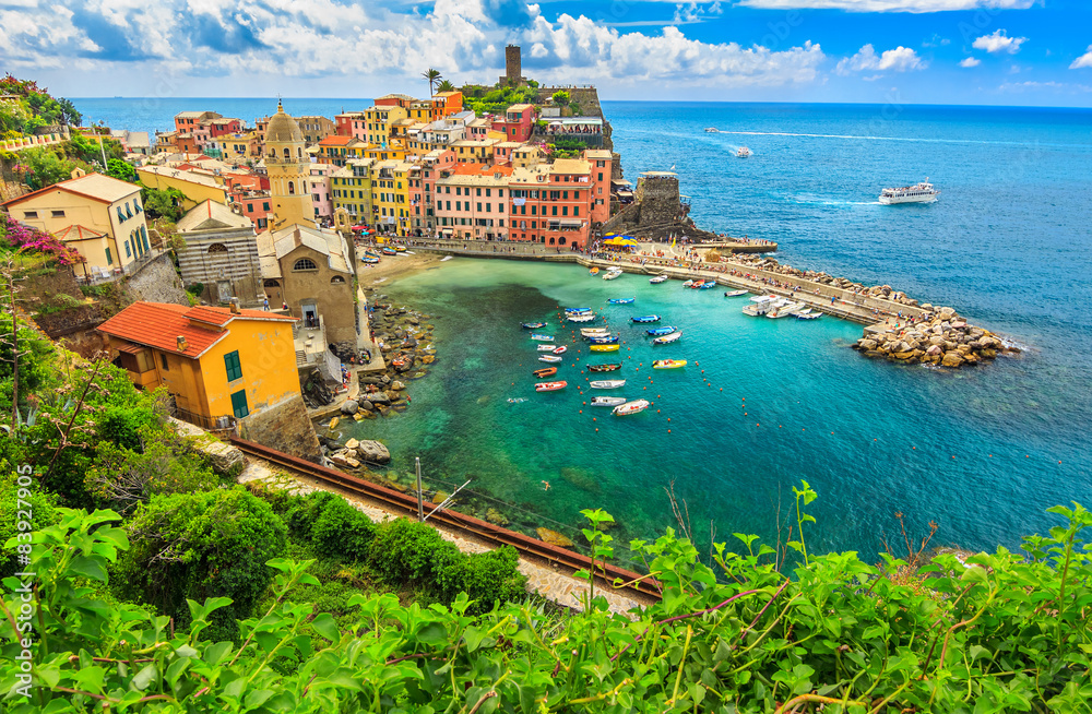 海湾里五颜六色的船，Vernazza，五渔村，意大利，欧洲