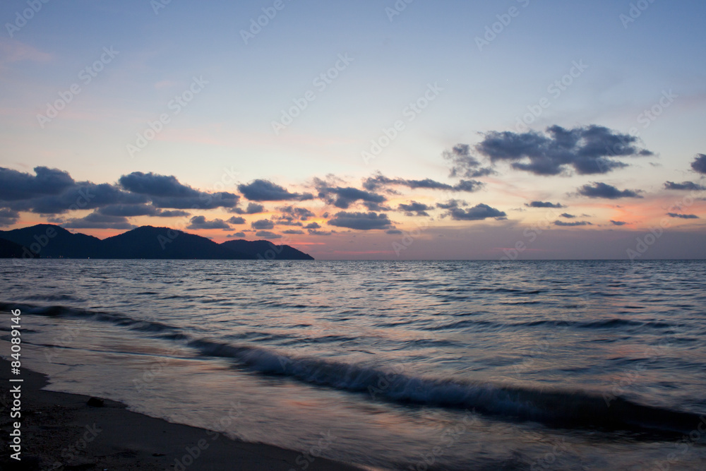日落后美丽的海洋景观