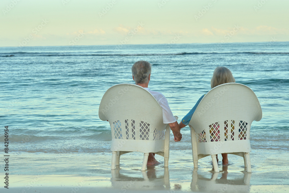 坐在岸边的老年夫妇