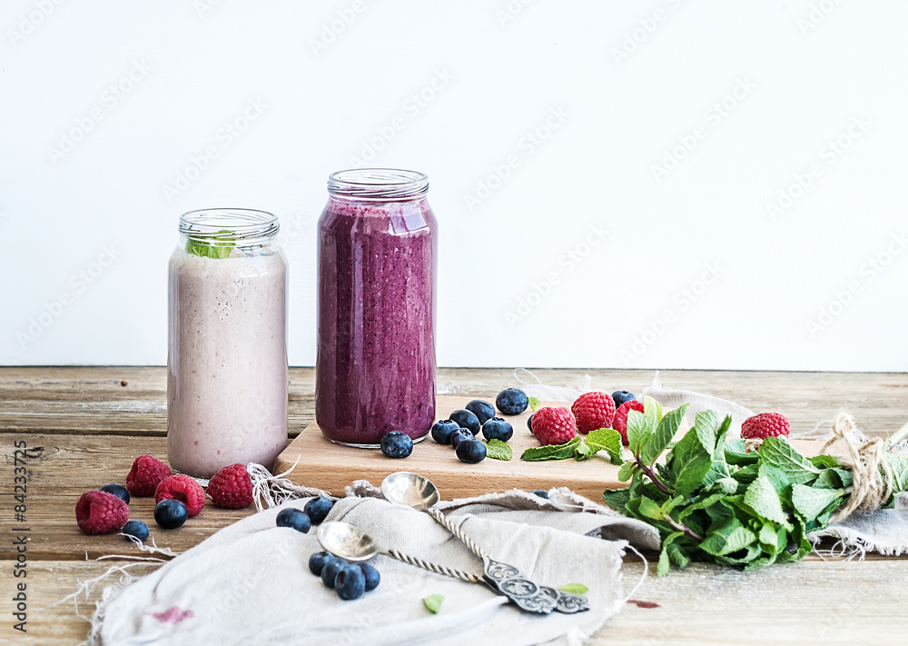 新鲜健康的奶昔，配蓝莓、覆盆子和玻璃杯
