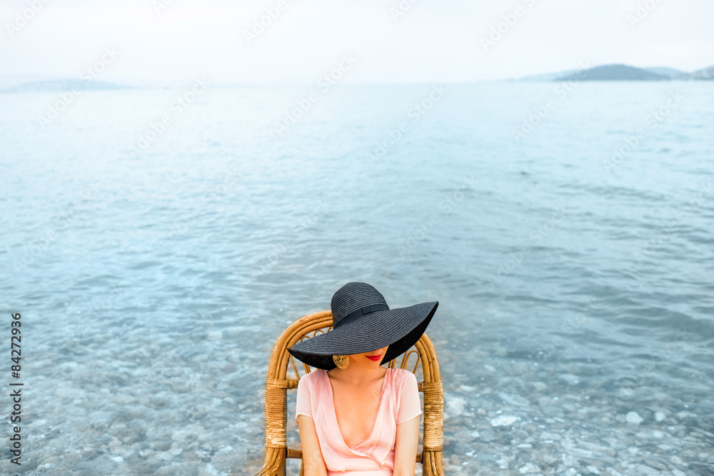 在海滩上休息的女人