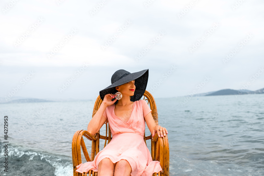 在海滩上休息的女人