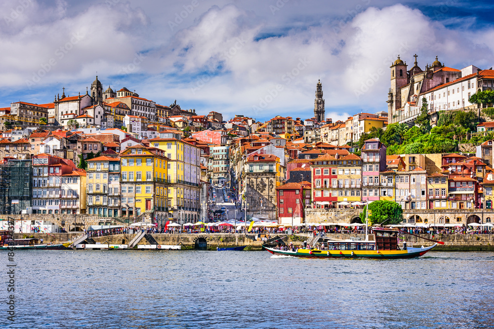 葡萄牙波尔图，杜罗河对岸的老城区天际线。
