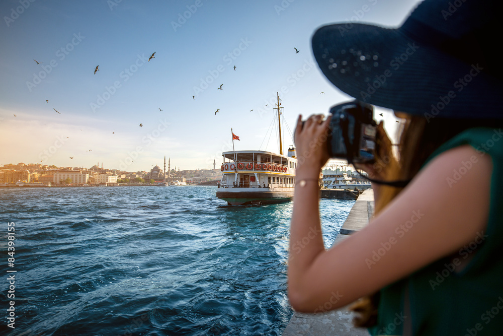 伊斯坦布尔博斯普鲁斯海峡上的女旅行者