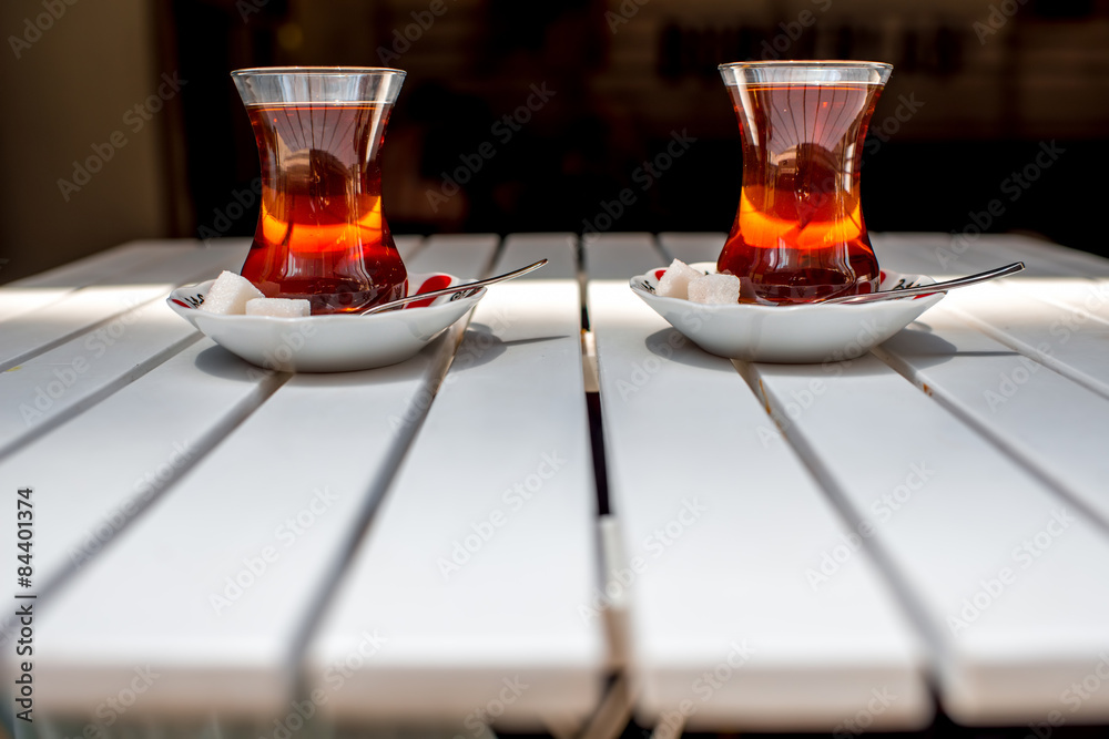 传统茶杯里的土耳其茶