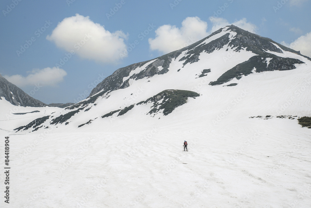 滑雪者穿过雪山的后视图，日本