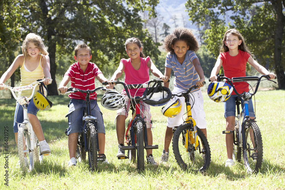 一群在农村骑自行车的孩子