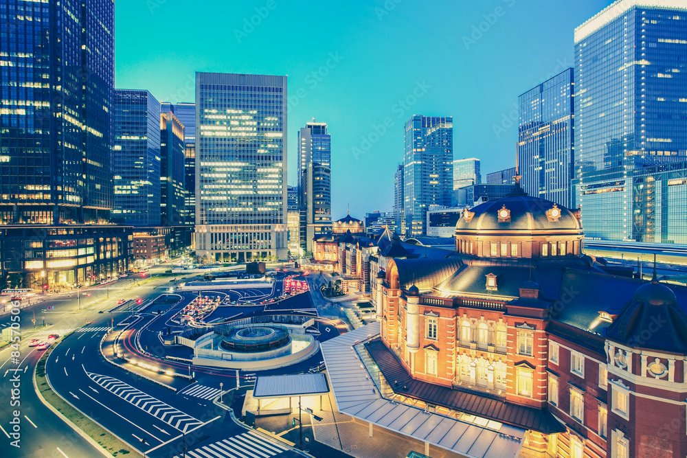 黄昏时分的东京火车站和东京高层建筑