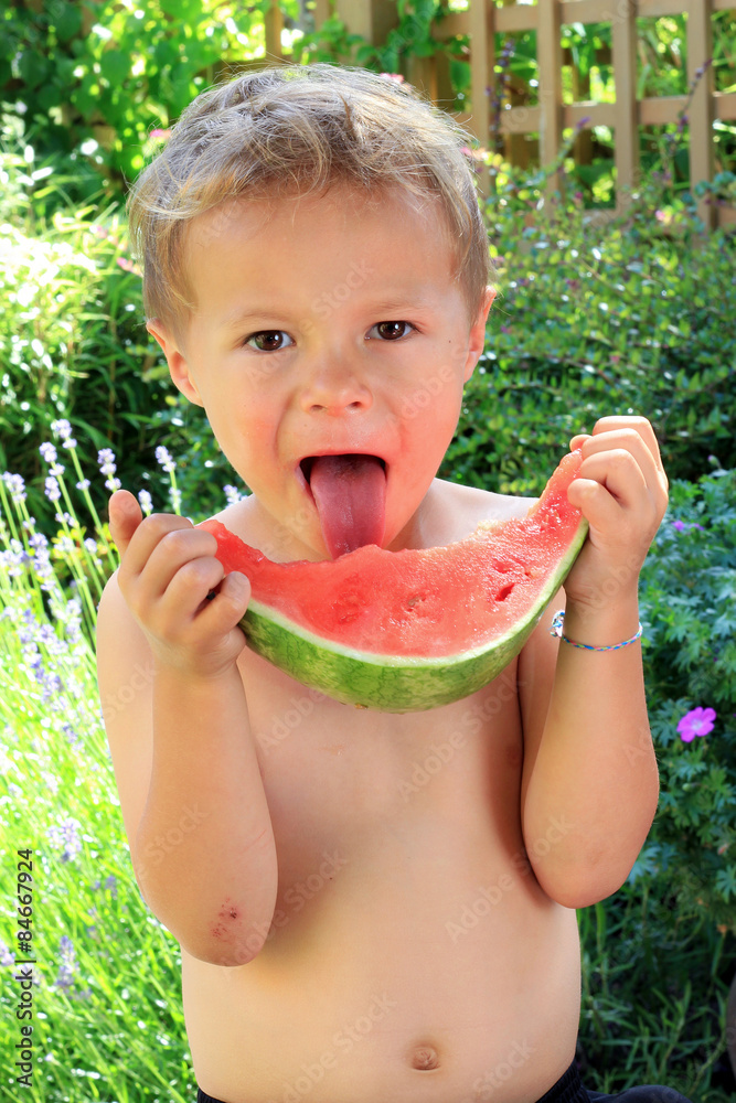 小男孩在吃西瓜。