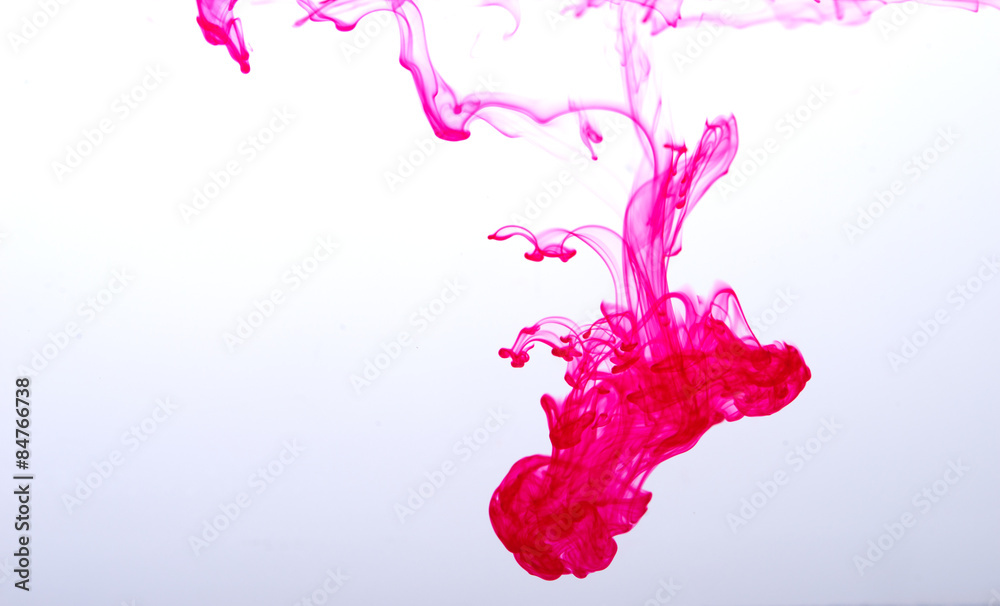 粉红色墨水在水中扩散