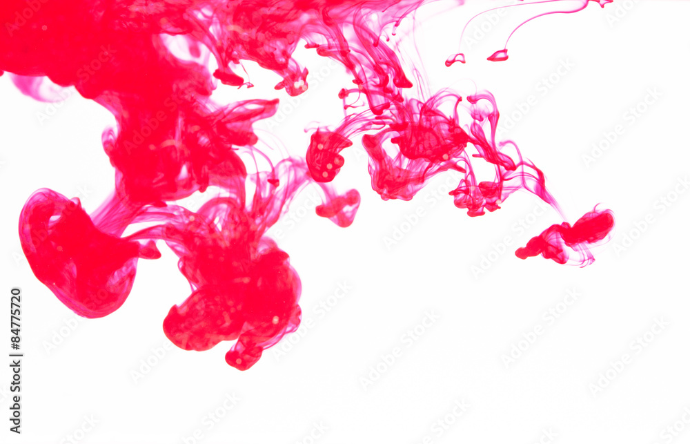 粉红色墨水在水中扩散