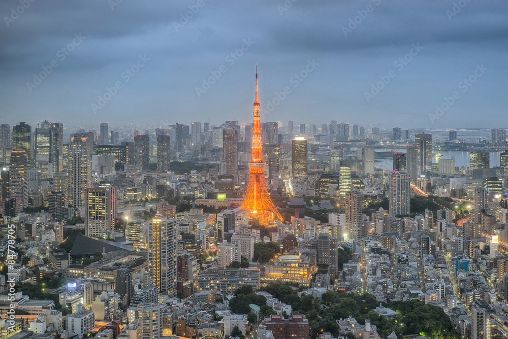 日本东京市夜晚的东京塔