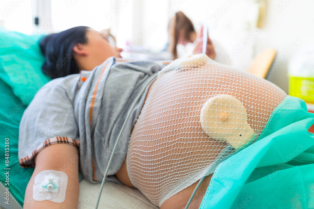 孕妇在医院等待剖腹产手术