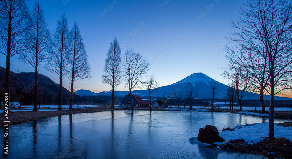 冬季日出时的美丽富士山