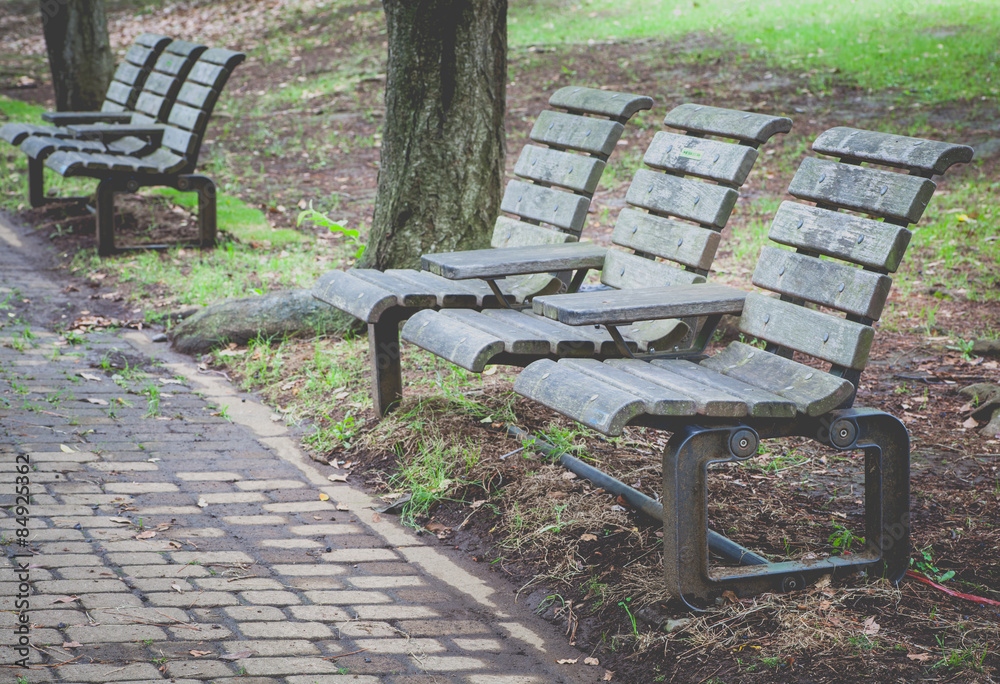 夏季公共公园的木长椅