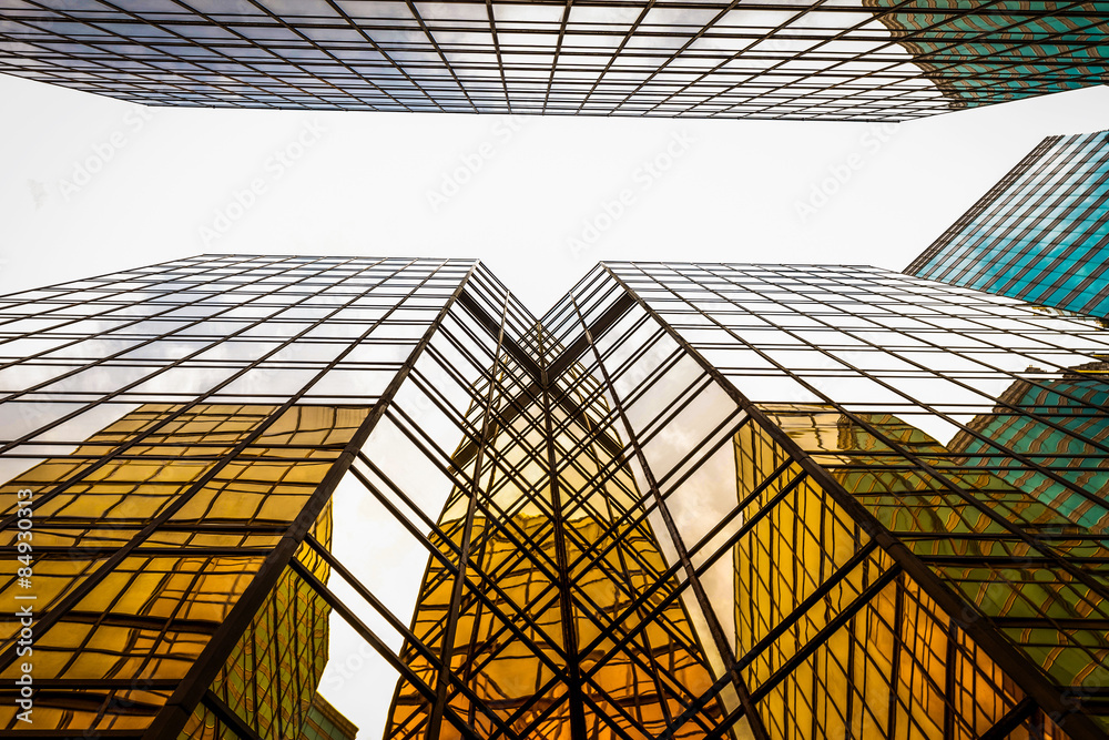 现代摩天大楼外观和天空的低角度视图
