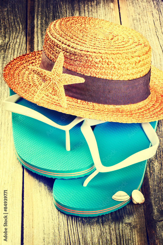 带人字拖和草帽的暑假场景