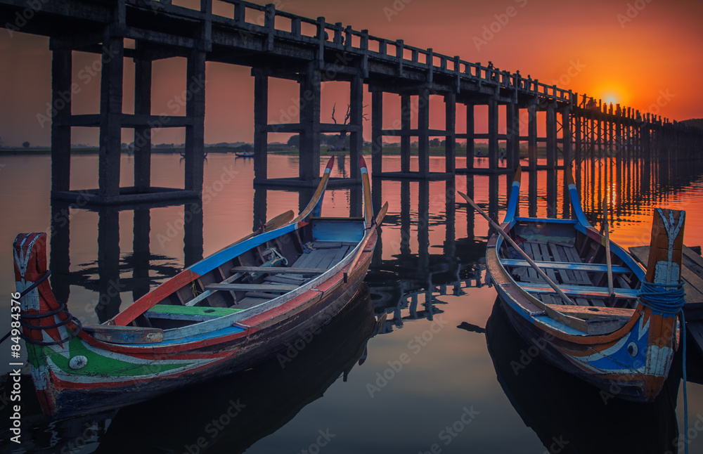 日落在U Bein桥与复古船