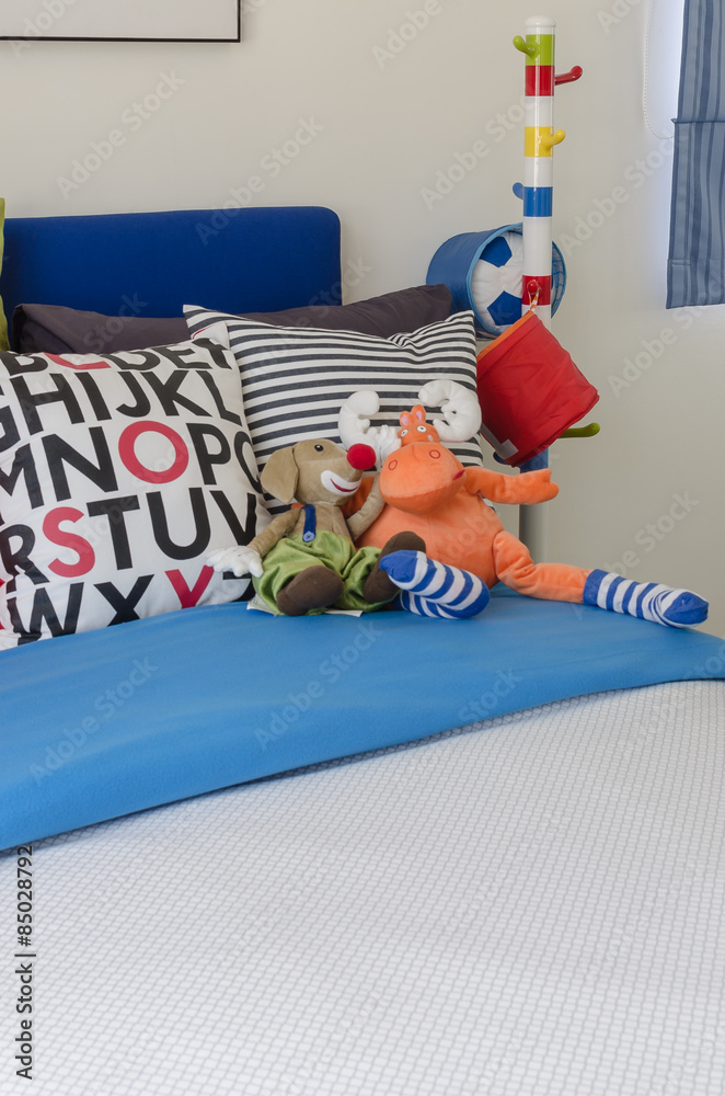 带彩色枕头和玩偶的儿童卧室