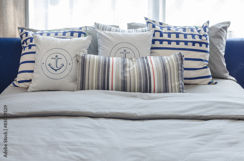 卧室现代蓝色床上的枕头