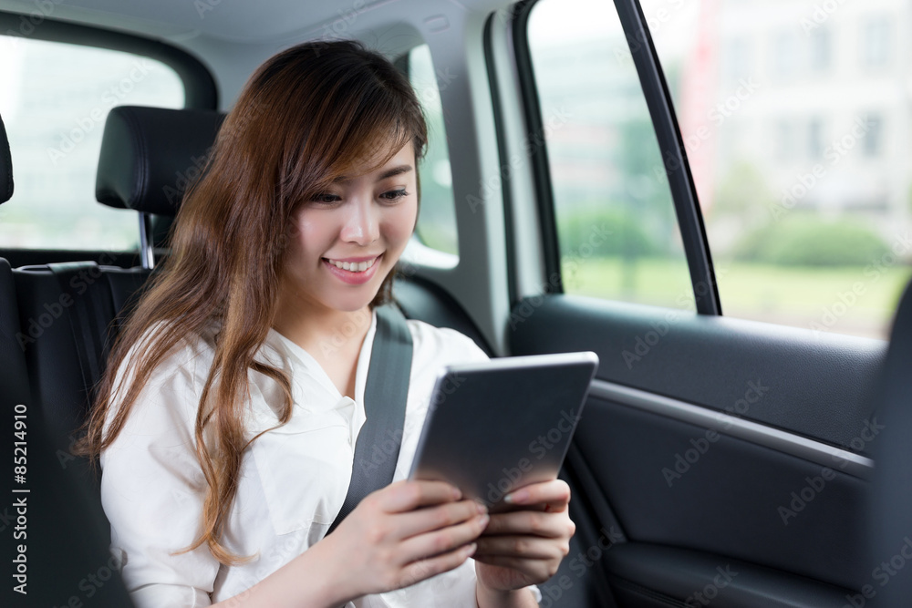 亚洲美女在车上使用数字平板电脑